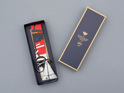 Брелок подвеска в подарочной упаковке, форма Треугольник, рисунок Терракотовые фигуры, арт 81.33237.00.1