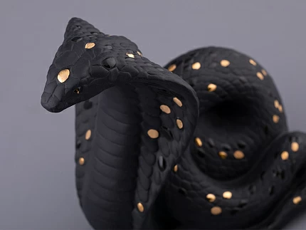 Скульптура форма Кобра, большой размер, в подарочной упаковке, рисунок Черное золото, арт. 81.32914.00.1 Скульптура форма Кобра, большой размер, в подарочной упаковке, рисунок Черное золото, арт. 81.32914.00.1