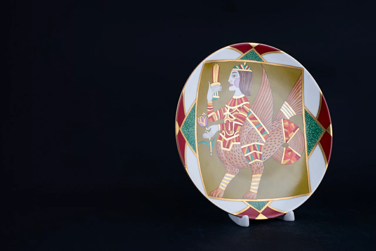 Декоративная тарелка Человек-дракон на форме Эллипс, арт 80.52043.00.1, 