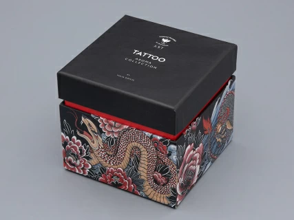 Свеча ароматическая в подарочной упаковке, форма tоp, рисунок TATTOO SERPENTA аромат Северное сияние, арт. 81.32802.00.1, 