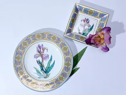Тарелка декоративная 270 мм в подарочной упаковке, форма Европейская, рисунок Нежный Ирис, арт. 81.32770.00.1
