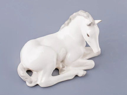 Скульптура Жеребенок лежащий (белый) арт. 82.00975.00.1