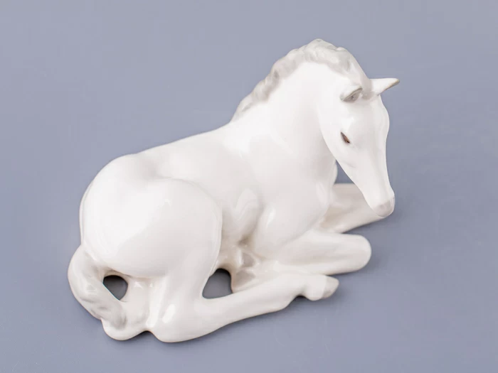 Скульптура Жеребенок лежащий (белый) арт. 82.00975.00.1, 