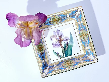 Подставка для мелочей в подарочной упаковке, форма Квадратная, рисунок Нежный Ирис, арт 81.34215.00.1 Подставка для мелочей в подарочной упаковке, форма Квадратная, рисунок Нежный Ирис, арт 81.34215.00.1