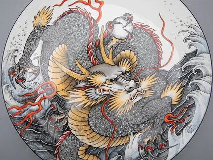 Декоративная тарелка в подарочной упаковке 300 мм, форма Восточная рисунок TATTOO Dragon арт. 81.31626.00.1 Декоративная тарелка в подарочной упаковке 300 мм, форма Восточная рисунок TATTOO Dragon арт. 81.31626.00.1