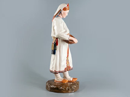 Скульптура Народности России Мордовская женщина арт. 82.87924.00.1