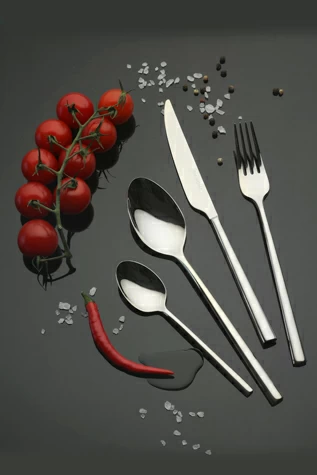 Столовые приборы и стекло