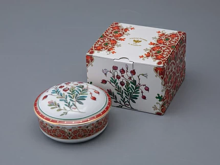 Туалетная коробочка в подарочной упаковке, форма Круглая, рисунок Клюква заповедная, арт 81.34282.00.1 Туалетная коробочка в подарочной упаковке, форма Круглая, рисунок Клюква заповедная, арт 81.34282.00.1