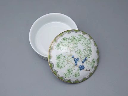 Туалетная коробочка в подарочной упаковке, форма Круглая, рисунок Можжевельник ароматный, арт 81.33955.00.1 Туалетная коробочка в подарочной упаковке, форма Круглая, рисунок Можжевельник ароматный, арт 81.33955.00.1