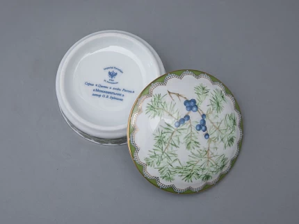 Туалетная коробочка в подарочной упаковке, форма Круглая, рисунок Можжевельник ароматный, арт 81.33955.00.1 Туалетная коробочка в подарочной упаковке, форма Круглая, рисунок Можжевельник ароматный, арт 81.33955.00.1